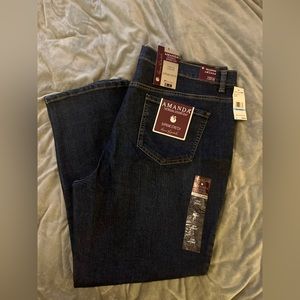 BNWT Gloria Vanderbilt “Amanda” Jeans